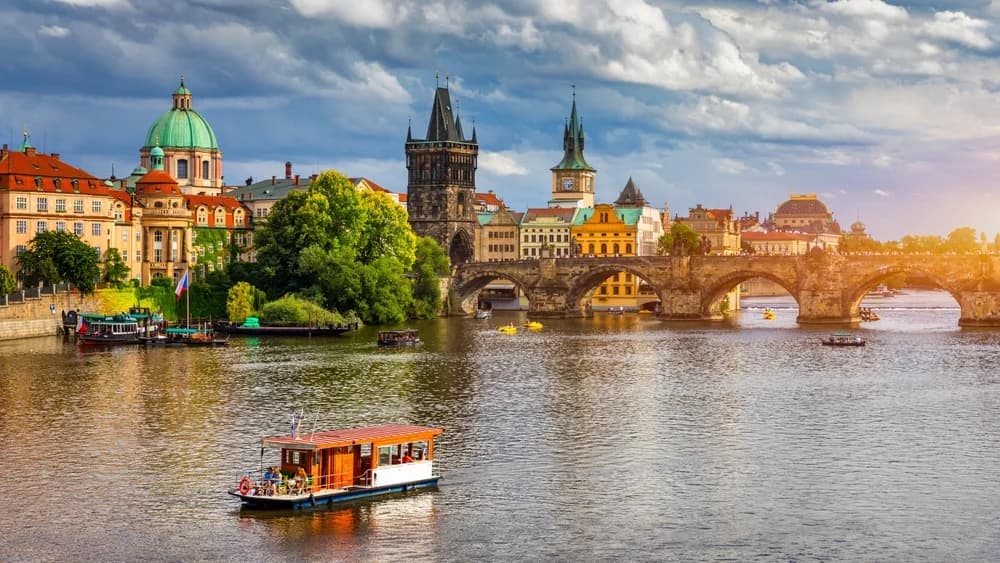 holiway travel cekya prag gece sehir isiklari