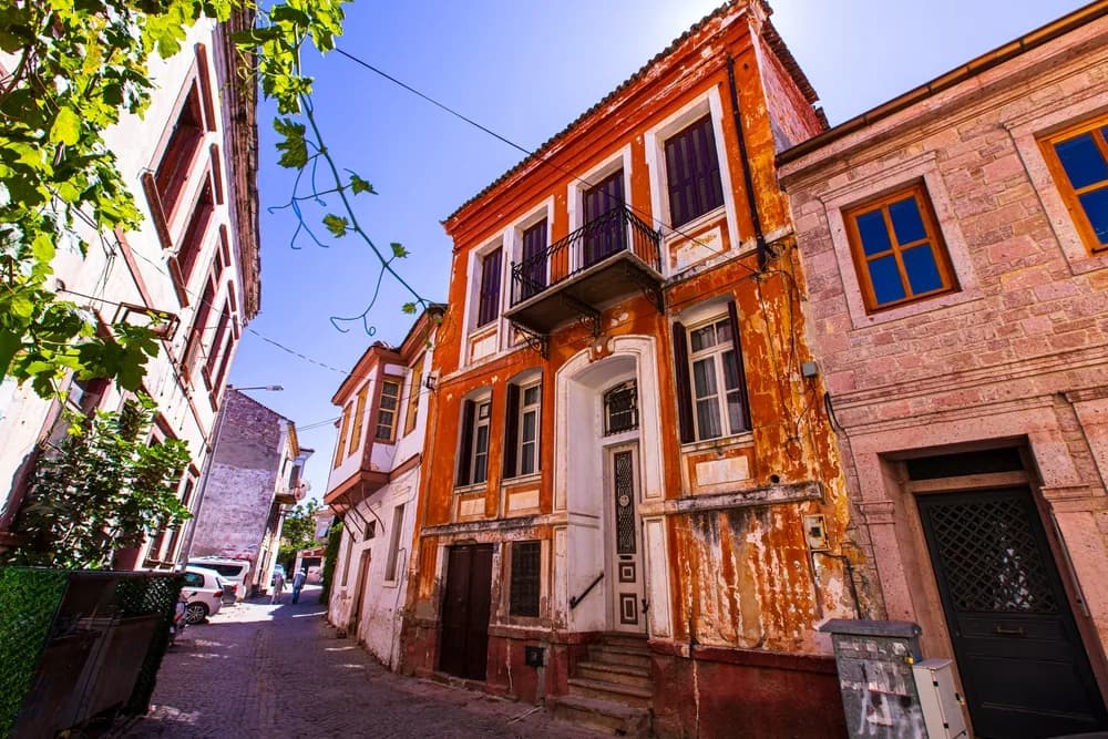 holiway travel cunda tarihi sokaklar