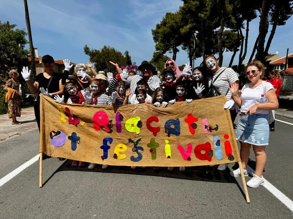 holiway travel alacati ot festivali sokaklar