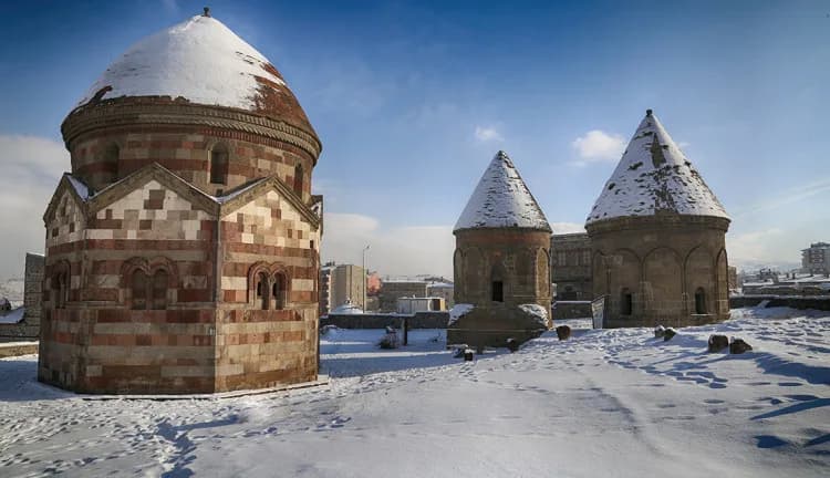 ahlat selcuklu mezarligi.jpg