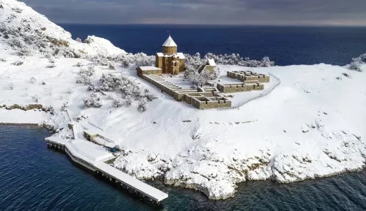 van golu akdamar adasi.jpg