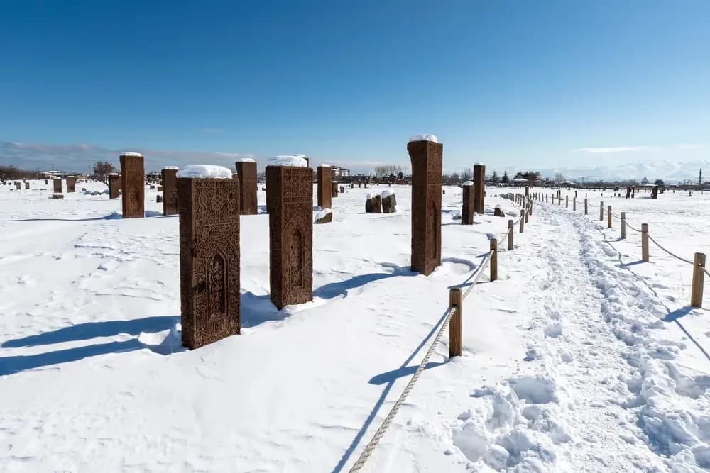 holiway ahlat selcuklu mezarligi