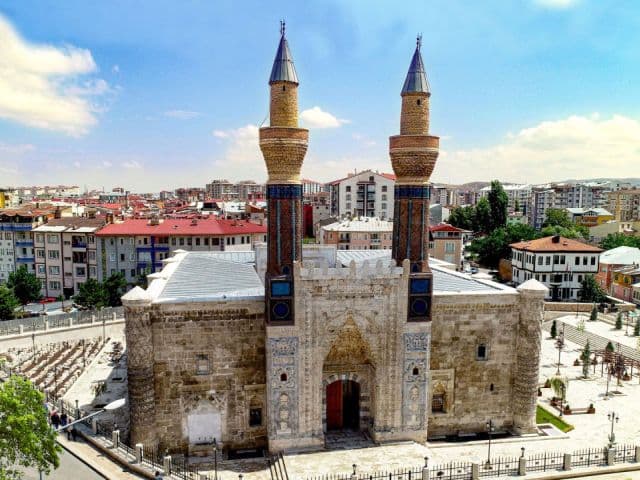 İkonik Fırat’tan Munzur’a | Sivas, Divriği, Kemaliye, Elazığ, Tunceli Turu | 2 Gece Konaklamalı | Uçaklı İzmir Çıkışlı | 29 Ekim Özel