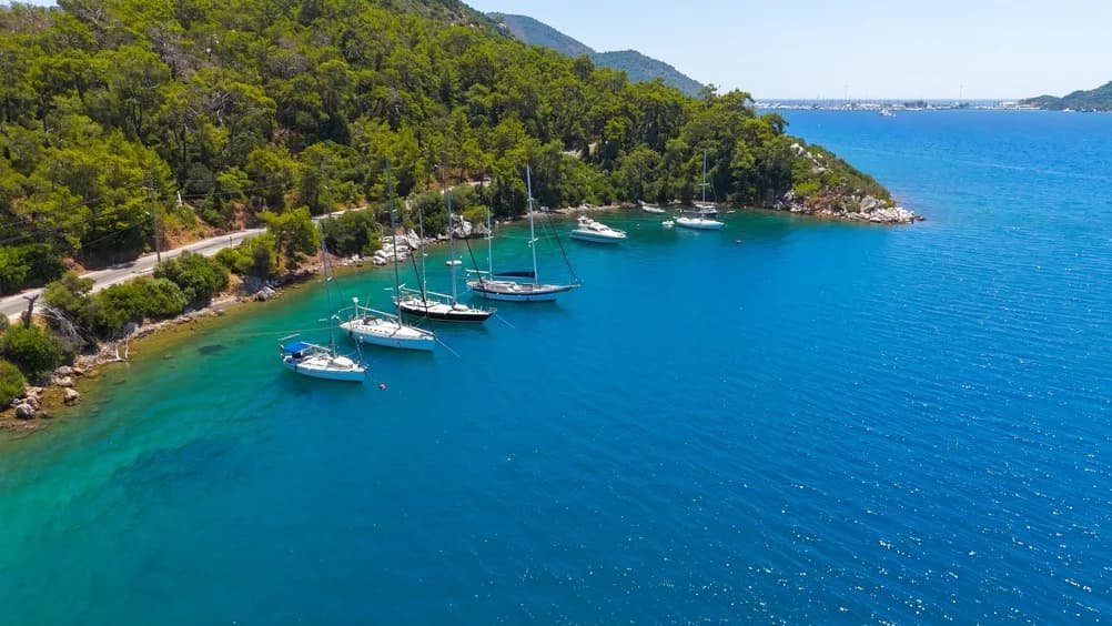 marmaris marina ve yat limani manzarasi
