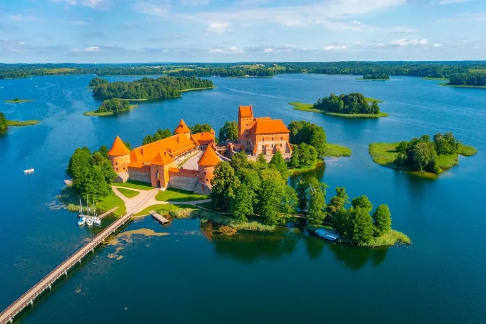 Gold Baltık Dörtlüsü “Estonya, Letonya, Litvanya, Polonya” THY ile 7 gece (TLL-WAW) Tallinn (3) – Parnu – Sigulda – Riga (1) –Vilnius (2) – Kaunas – Varşova (1) | Helsinki (Finlandiya) ve Minsk (Belarus) görme imkânı