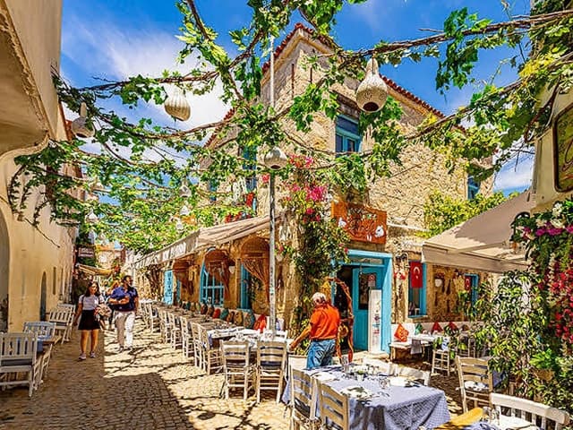 İkonik İzmir Çeşme Alaçatı Efes Şirince Turu | 1 Gece Konaklamalı İstanbul-Bursa Çıkışlı