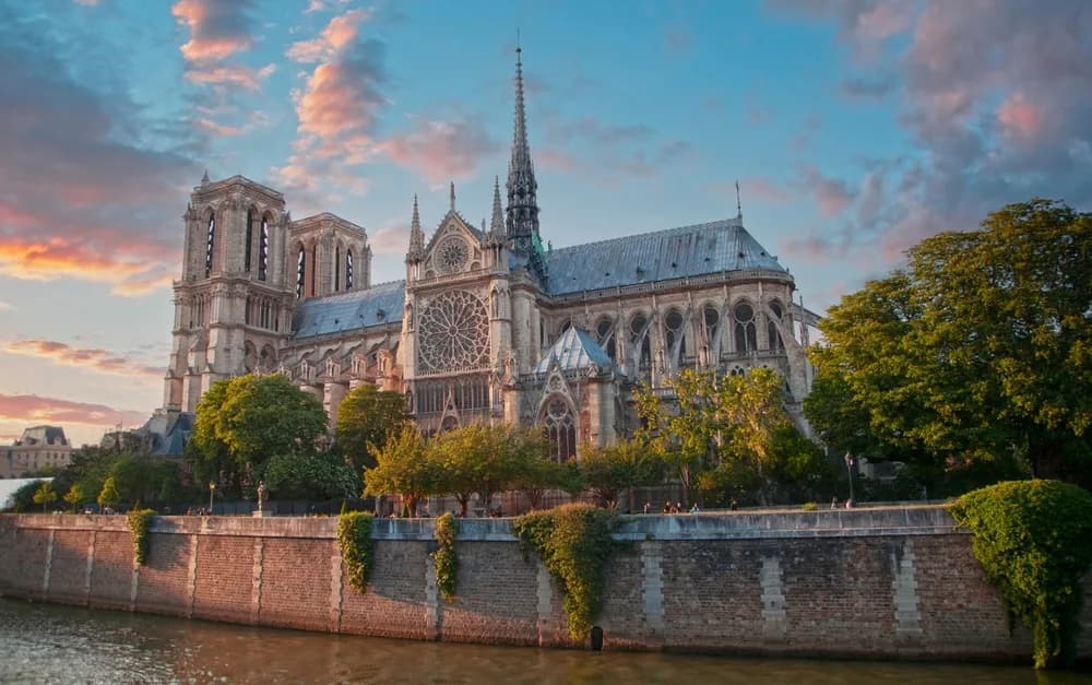 paris konaklama ve romantik otel secenekleri